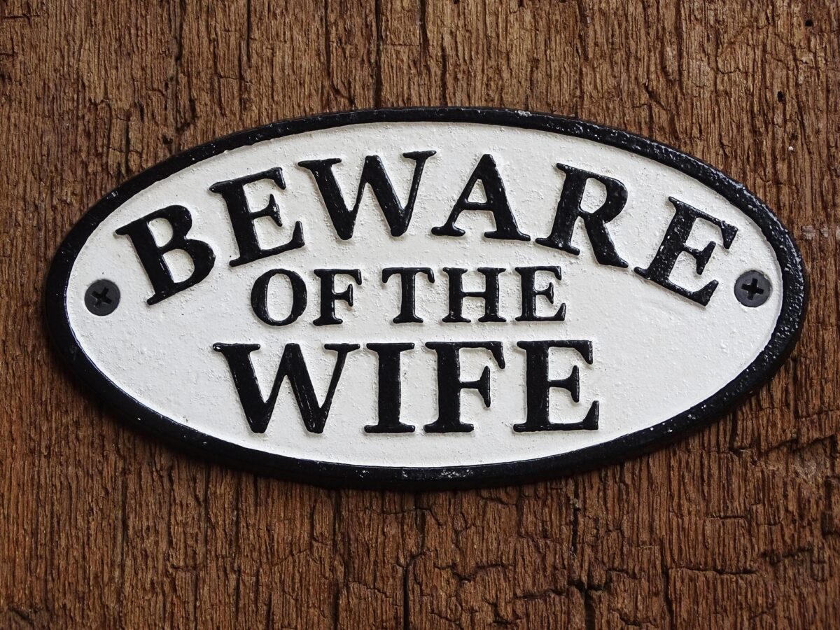 Ovales Schild aus Gusseisen - Beware of the Wife - Vintage Look